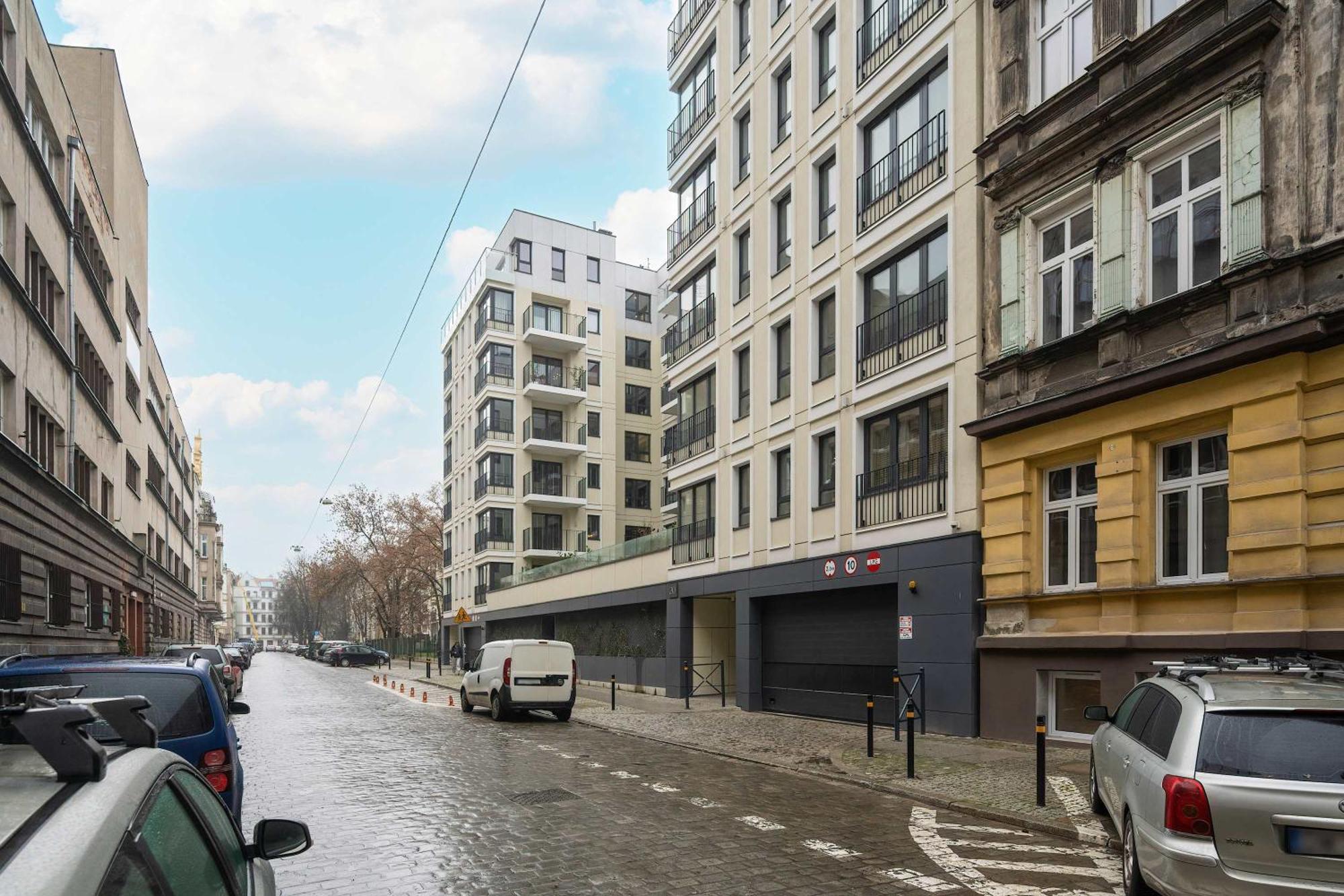 Near Centre Of With Ac And Parking By Renters Prestige *