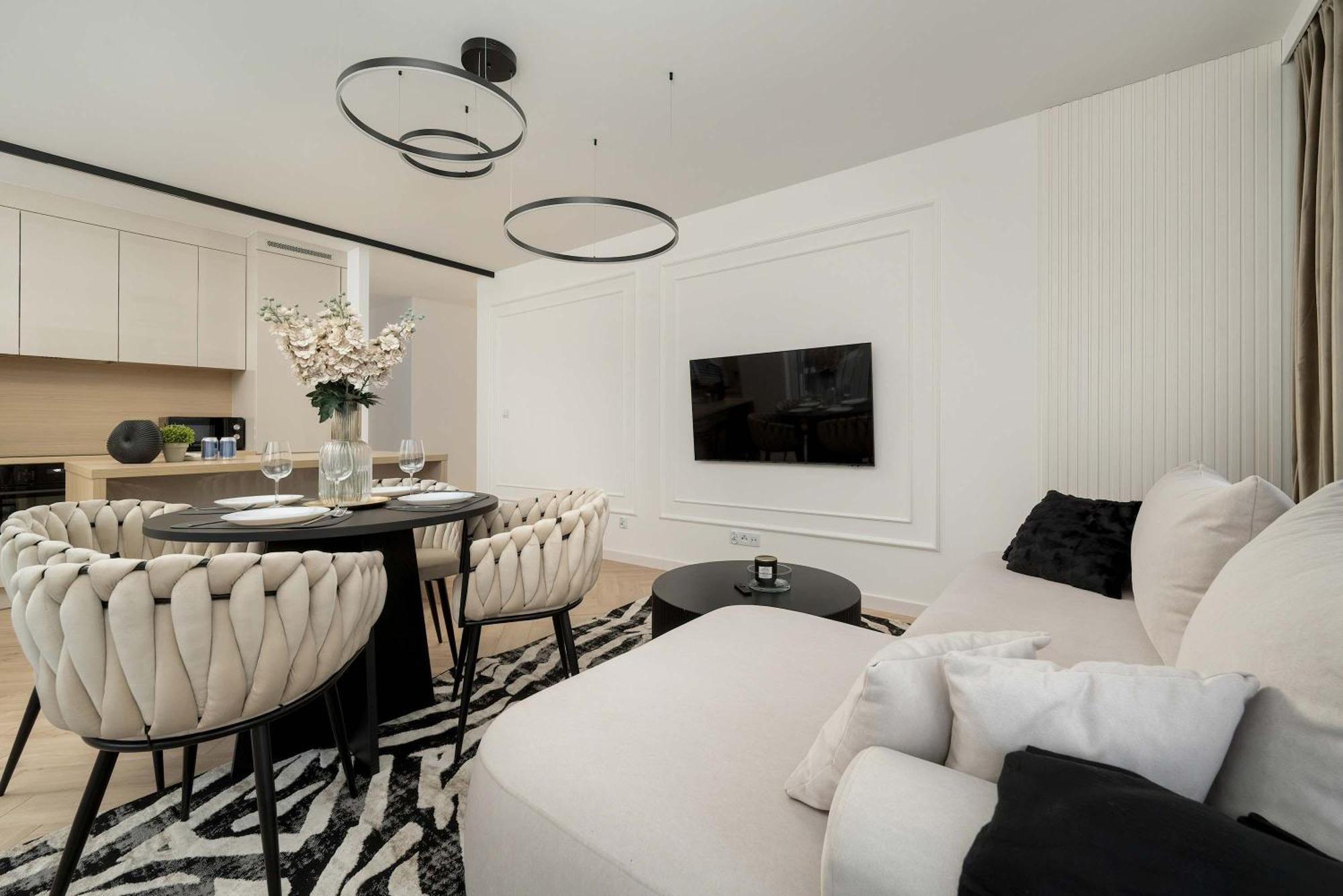 Near Centre Of With Ac And Parking By Renters Prestige *